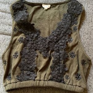 POL size small olive green with embroidered black flowers cropped tank top
